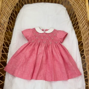 Abitino Les Enfants de Gisele in cotone colore fragola mezza manica gonna ampia collo bianco tondo corpetto lavorato da rose e punto smock